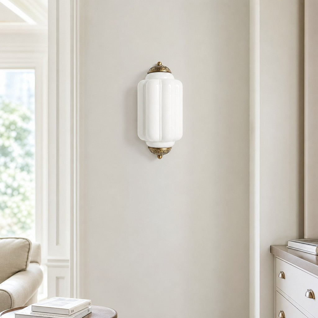 Wandlamp Art Deco met Geribbelde Glazen Kap en Sierlijk Messing Frame