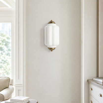 Wandlamp Art Deco met Geribbelde Glazen Kap en Sierlijk Messing Frame