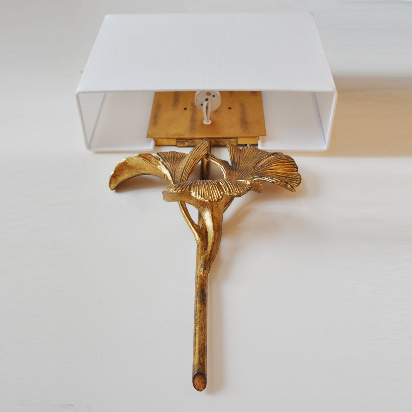 Wandlamp Art Deco met Ginkgoblad Sculptuur en Rechthoekige Kap