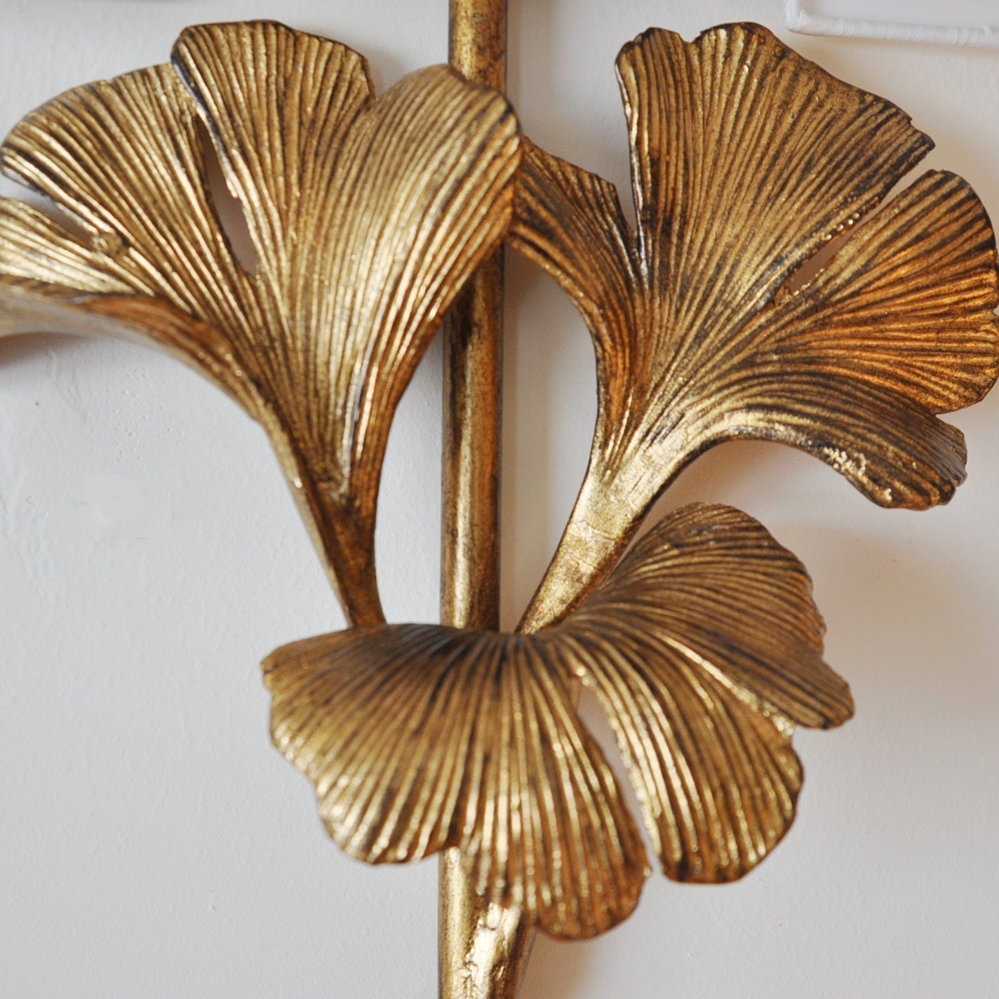 Wandlamp Art Deco met Ginkgoblad Sculptuur en Rechthoekige Kap