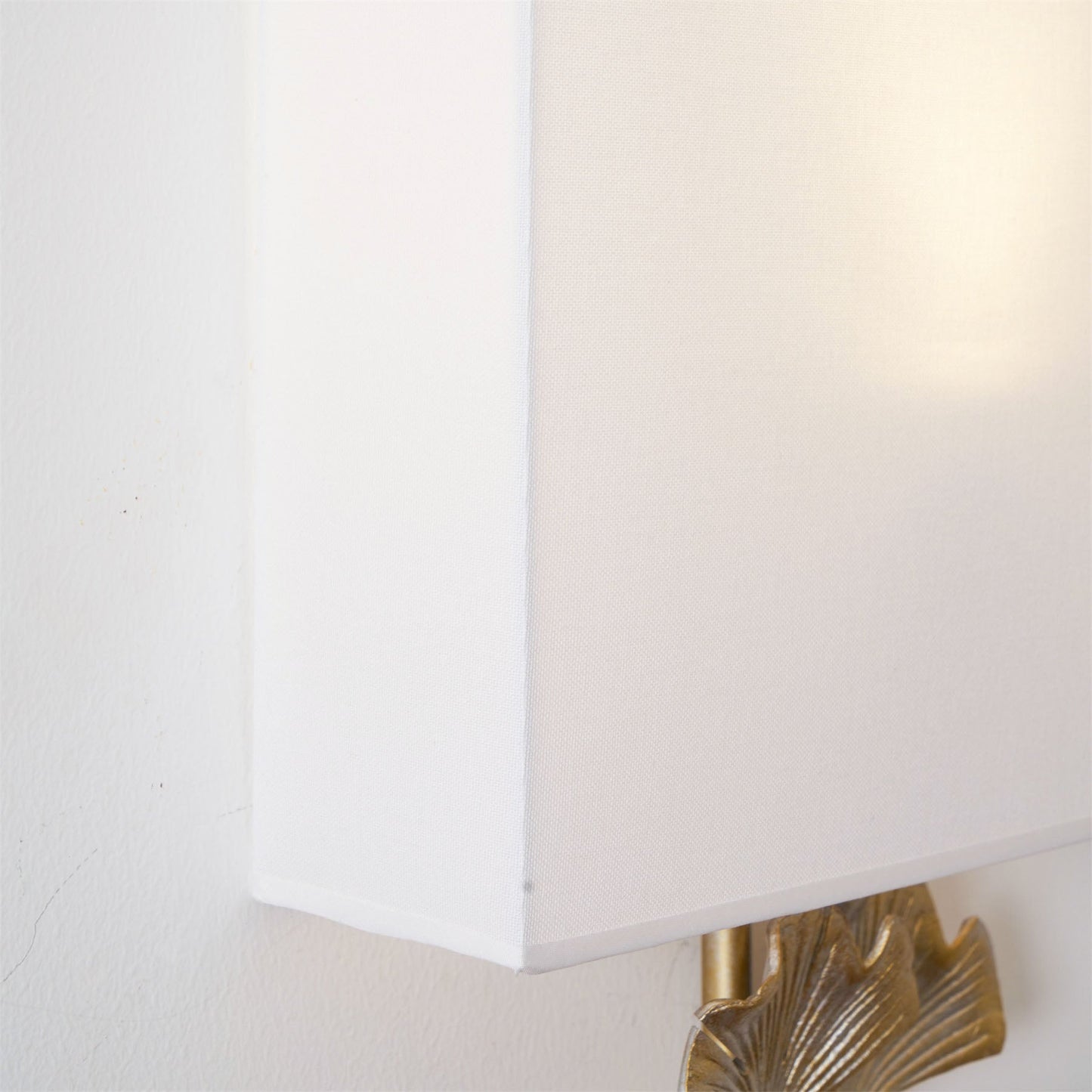 Wandlamp Art Deco met Ginkgoblad Sculptuur en Rechthoekige Kap
