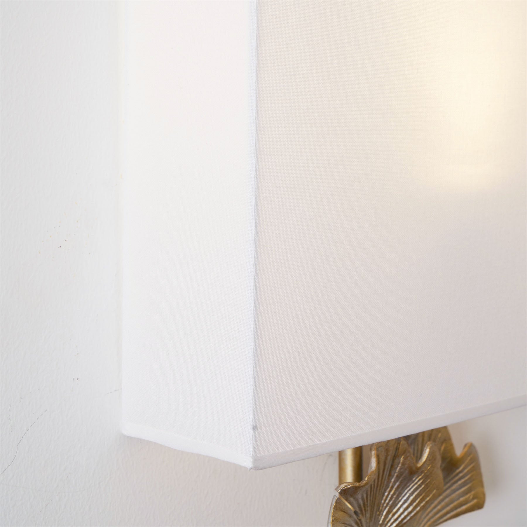 Wandlamp Art Deco met Ginkgoblad Sculptuur en Rechthoekige Kap