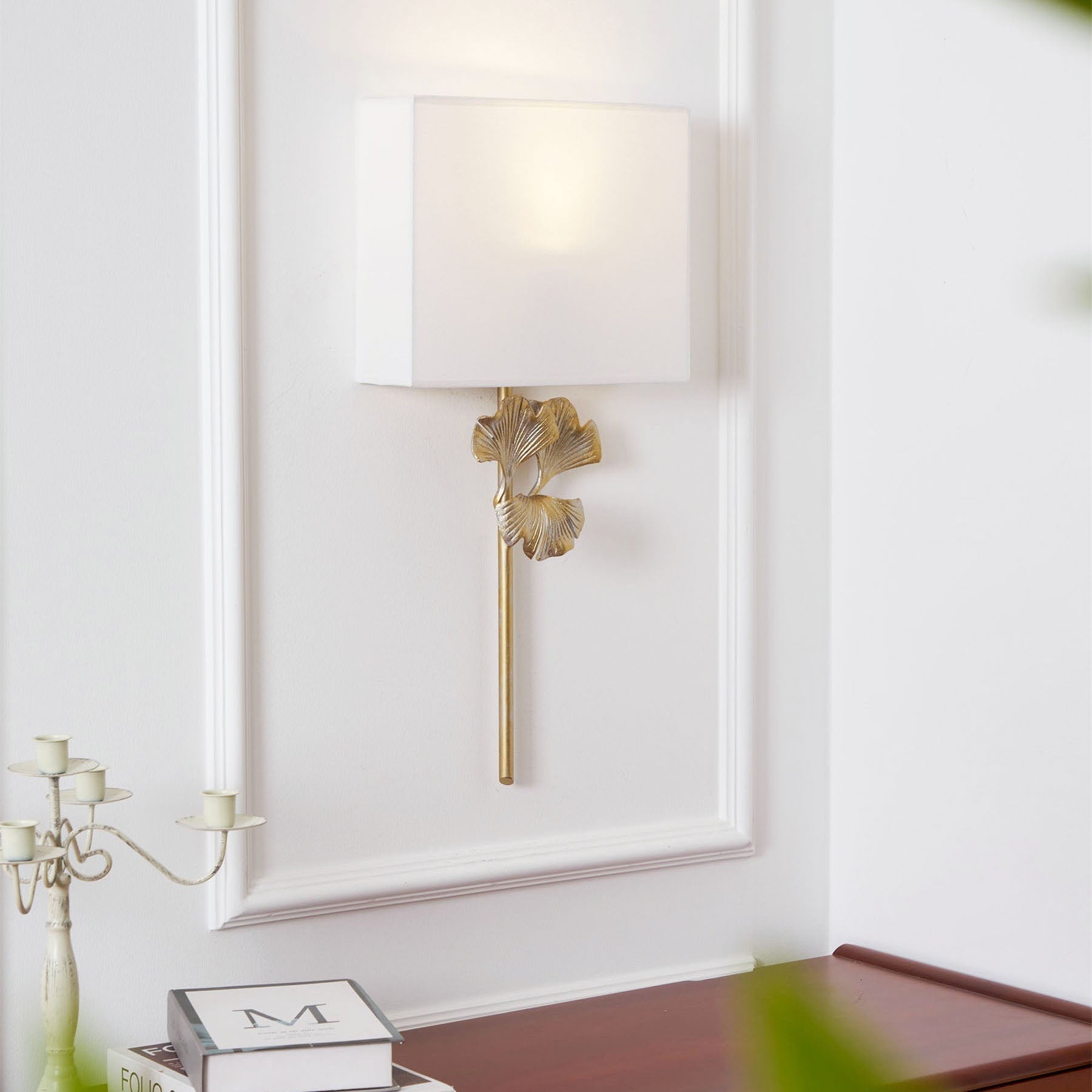 Wandlamp Art Deco met Ginkgoblad Sculptuur en Rechthoekige Kap