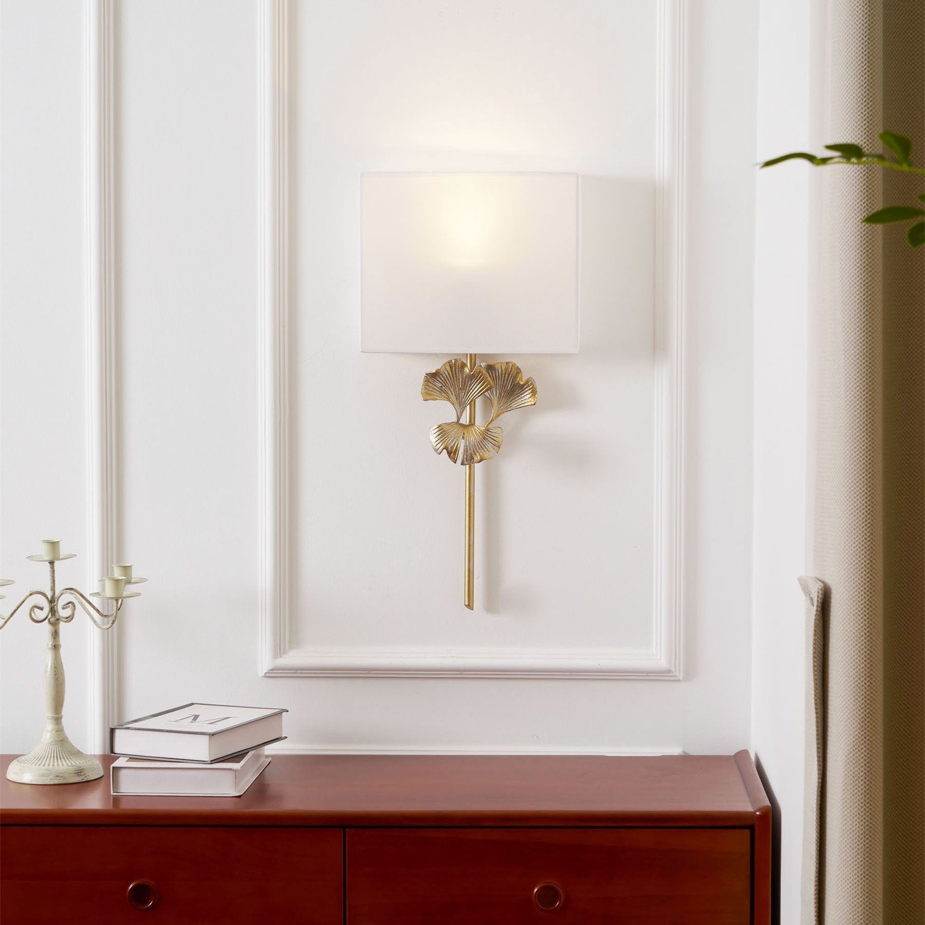 Wandlamp Art Deco met Ginkgoblad Sculptuur en Rechthoekige Kap