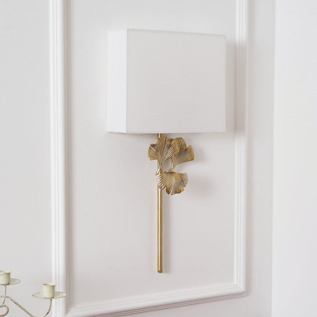 Wandlamp Art Deco met Ginkgoblad Sculptuur en Rechthoekige Kap
