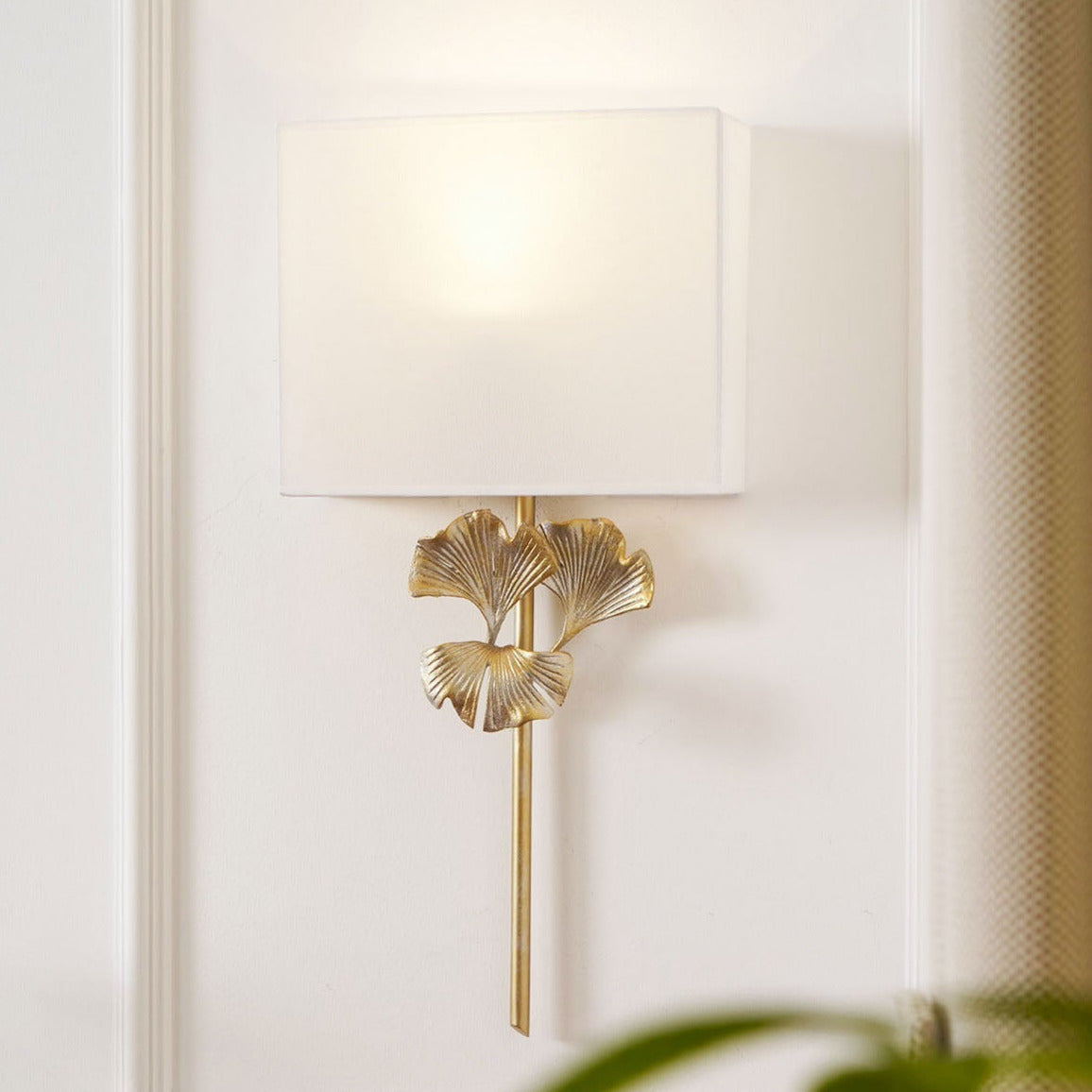 Wandlamp Art Deco met Ginkgoblad Sculptuur en Rechthoekige Kap