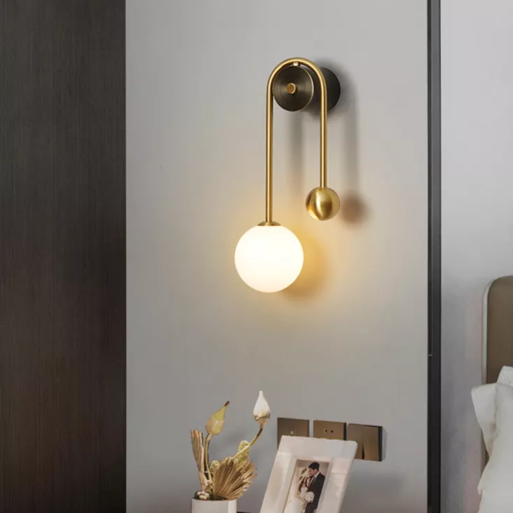 Wandlamp Art Deco met Glazen Bol en Messing Frame