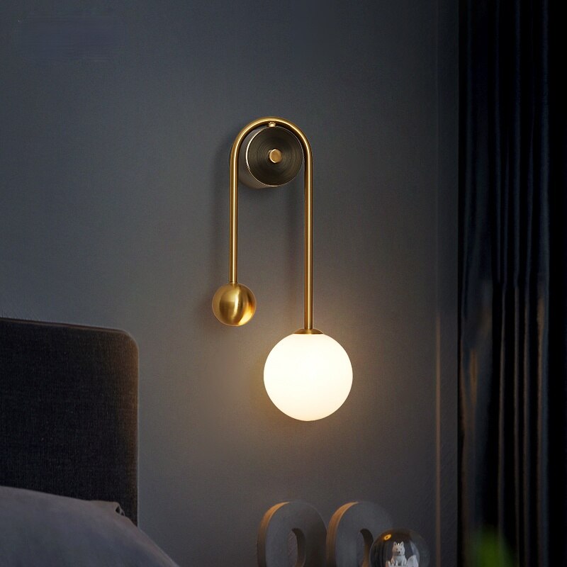 Wandlamp Art Deco met Glazen Bol en Messing Frame