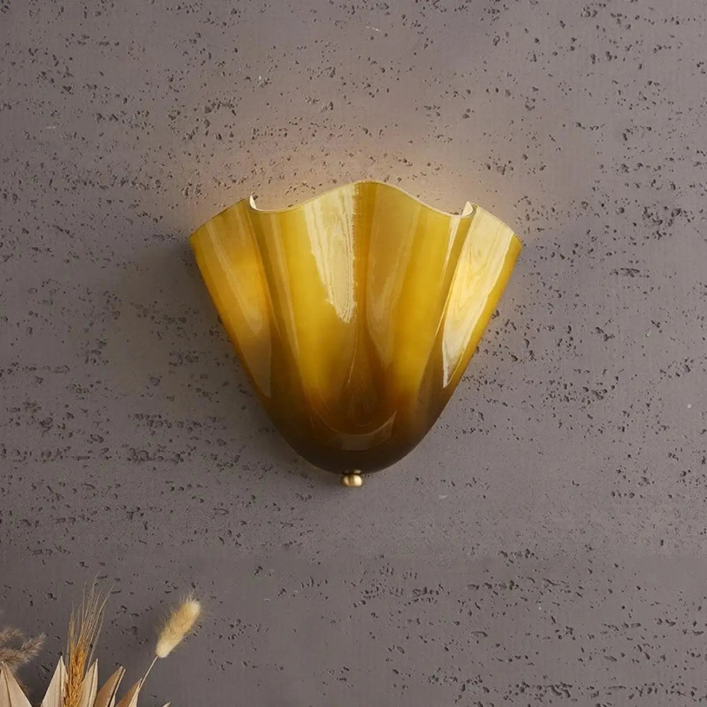 Wandlamp Art Deco met Golvende Glazen Kap in Schelpvorm