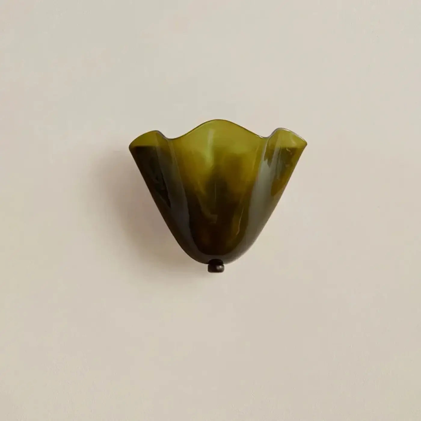Wandlamp Art Deco met Golvende Glazen Kap in Schelpvorm