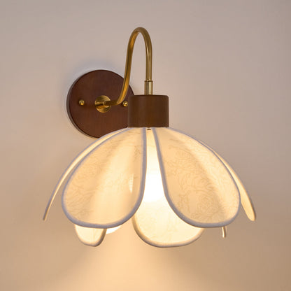 Wandlamp Bohemian met Bloembladkap en Messing Arm