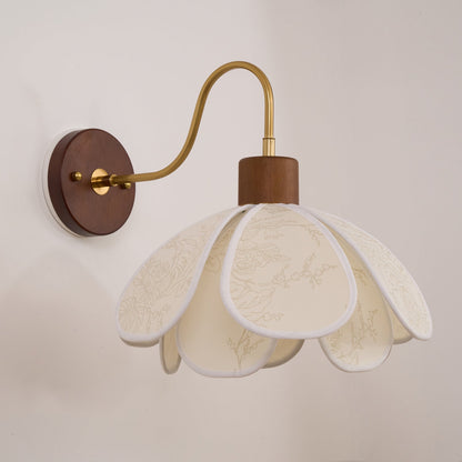 Wandlamp Bohemian met Bloembladkap en Messing Arm