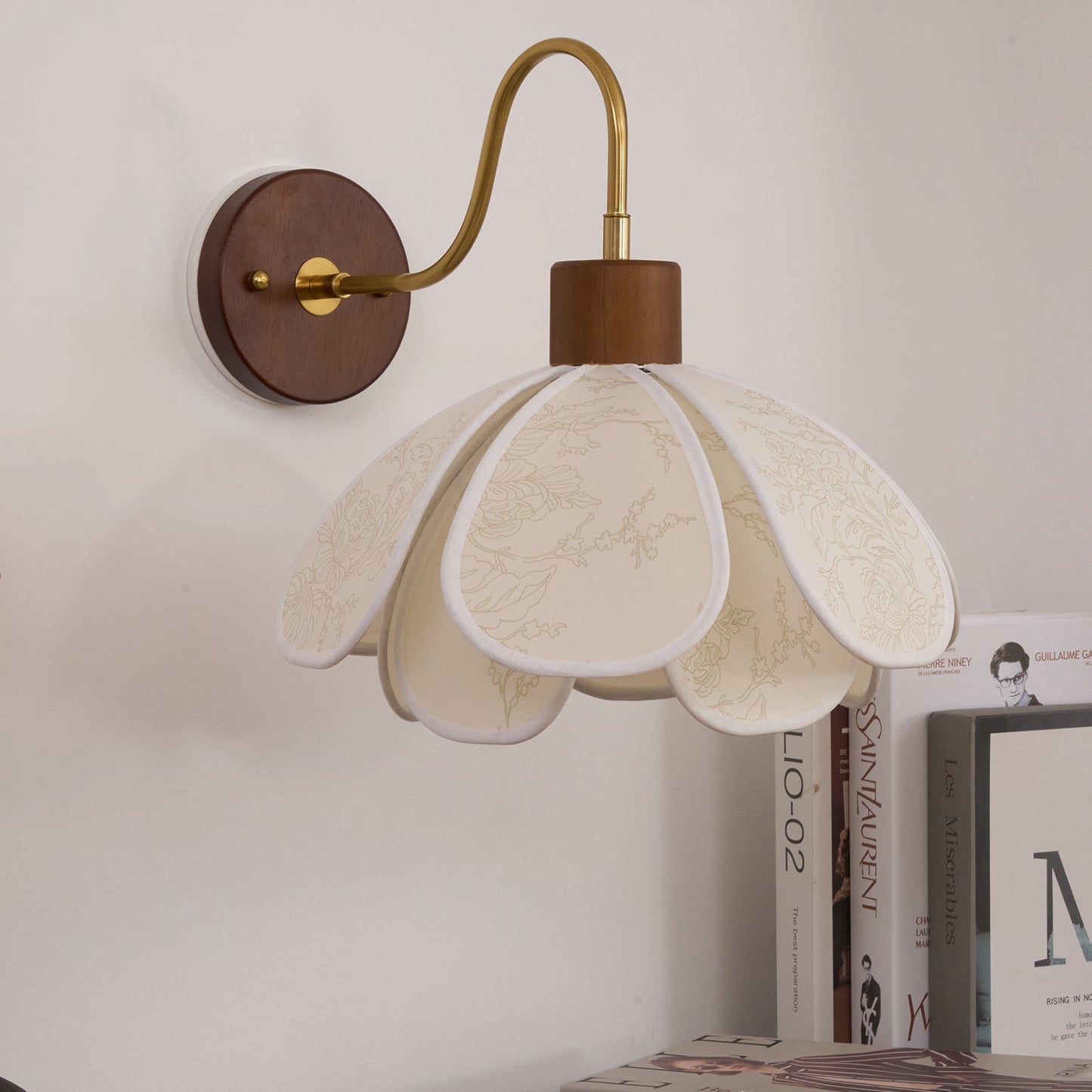 Wandlamp Bohemian met Bloembladkap en Messing Arm