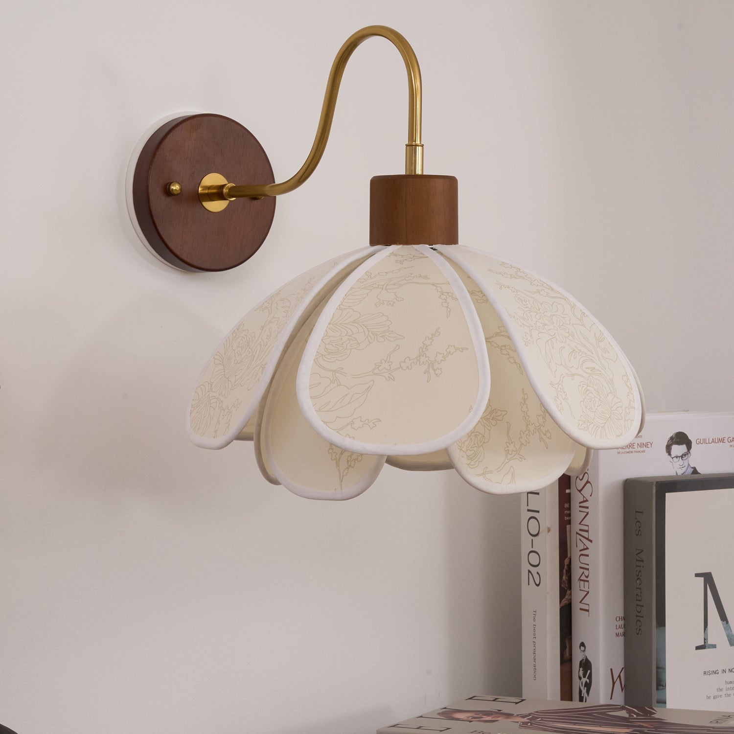 Wandlamp Bohemian met Bloembladkap en Messing Arm