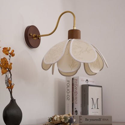 Wandlamp Bohemian met Bloembladkap en Messing Arm