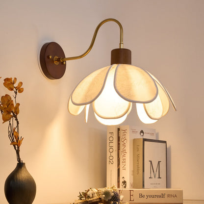 Wandlamp Bohemian met Bloembladkap en Messing Arm