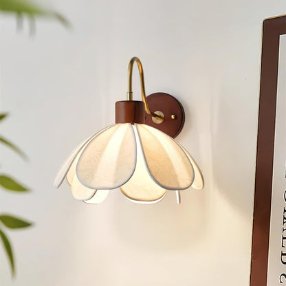 Wandlamp Bohemian met Bloembladkap en Messing Arm