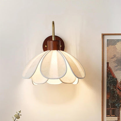 Wandlamp Bohemian met Bloembladkap en Messing Arm