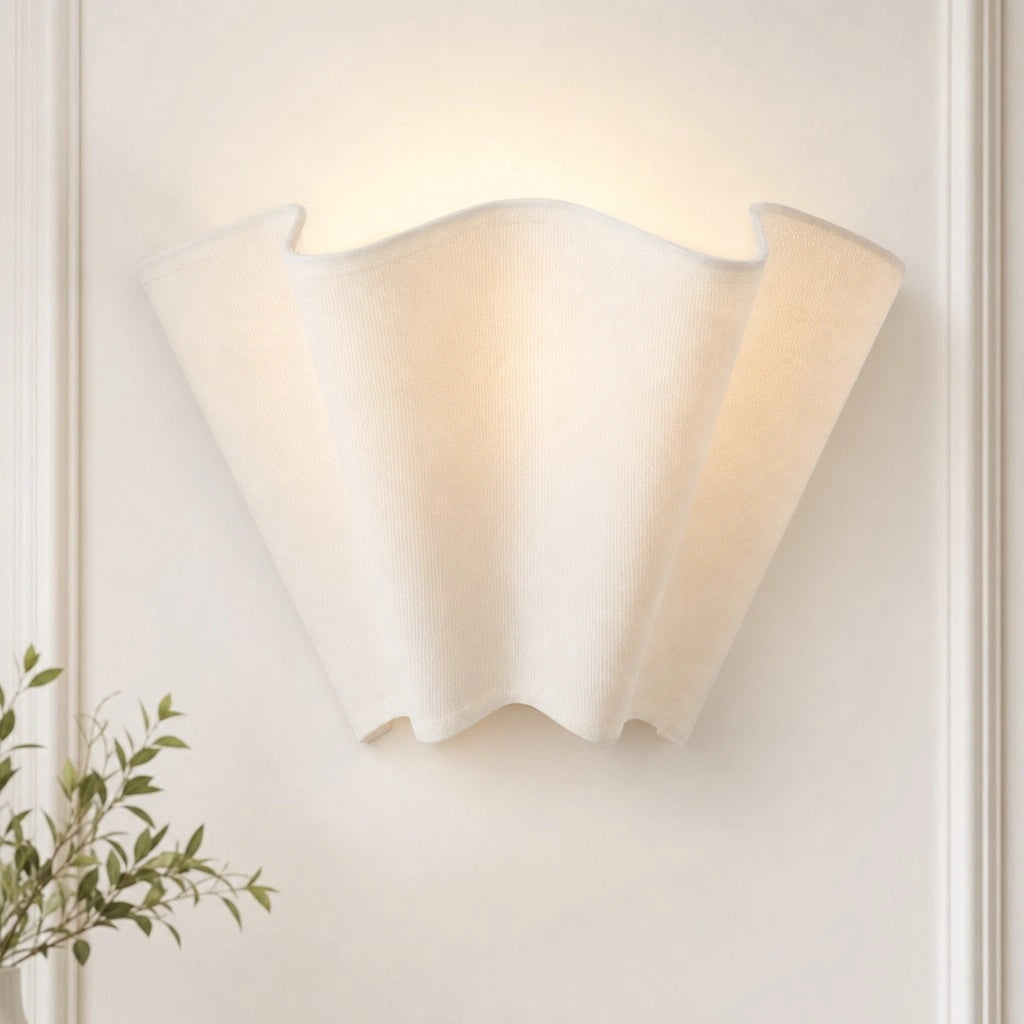 Wandlamp Bohemian met Golvende Linnen Kap en Bloemenvorm