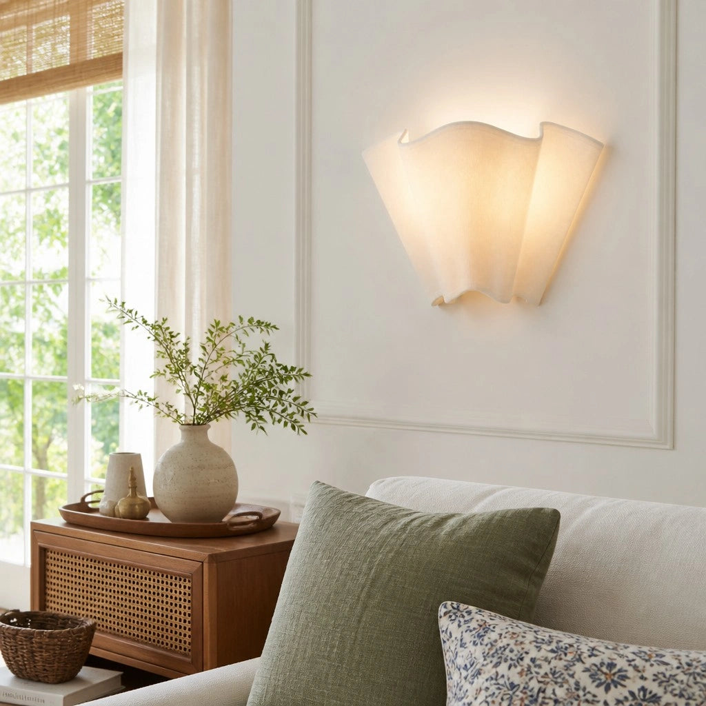 Wandlamp Bohemian met Golvende Linnen Kap en Bloemenvorm