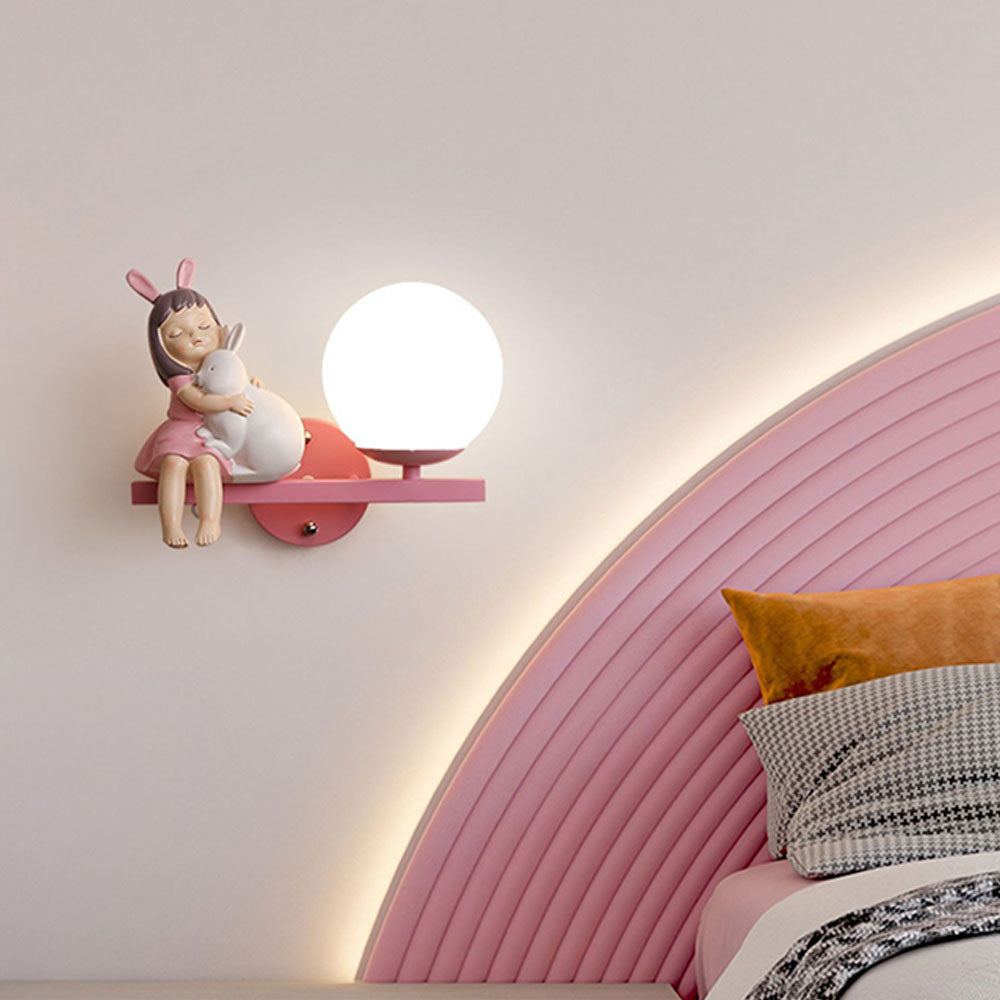 Wandlamp Kinderkamer Bohemian met Glazen Bol en Meisjesfiguur
