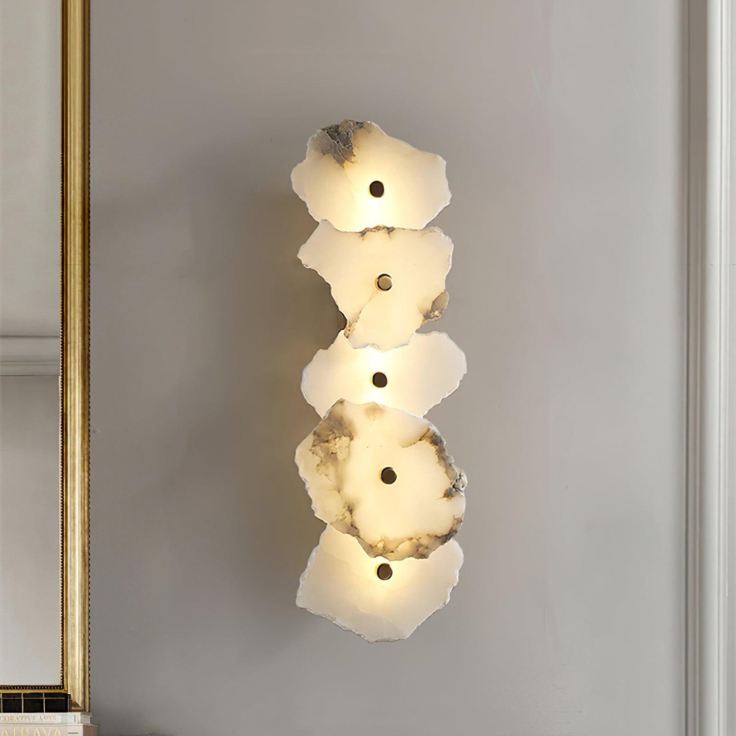 Wandlamp Minimalistisch met Alabasten Kappen en Gouden Bevestiging