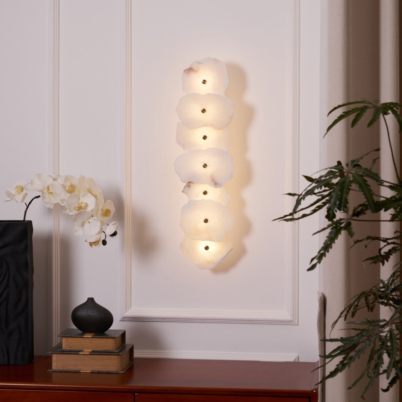 Wandlamp Minimalistisch met Alabasten Kappen en Gouden Bevestiging