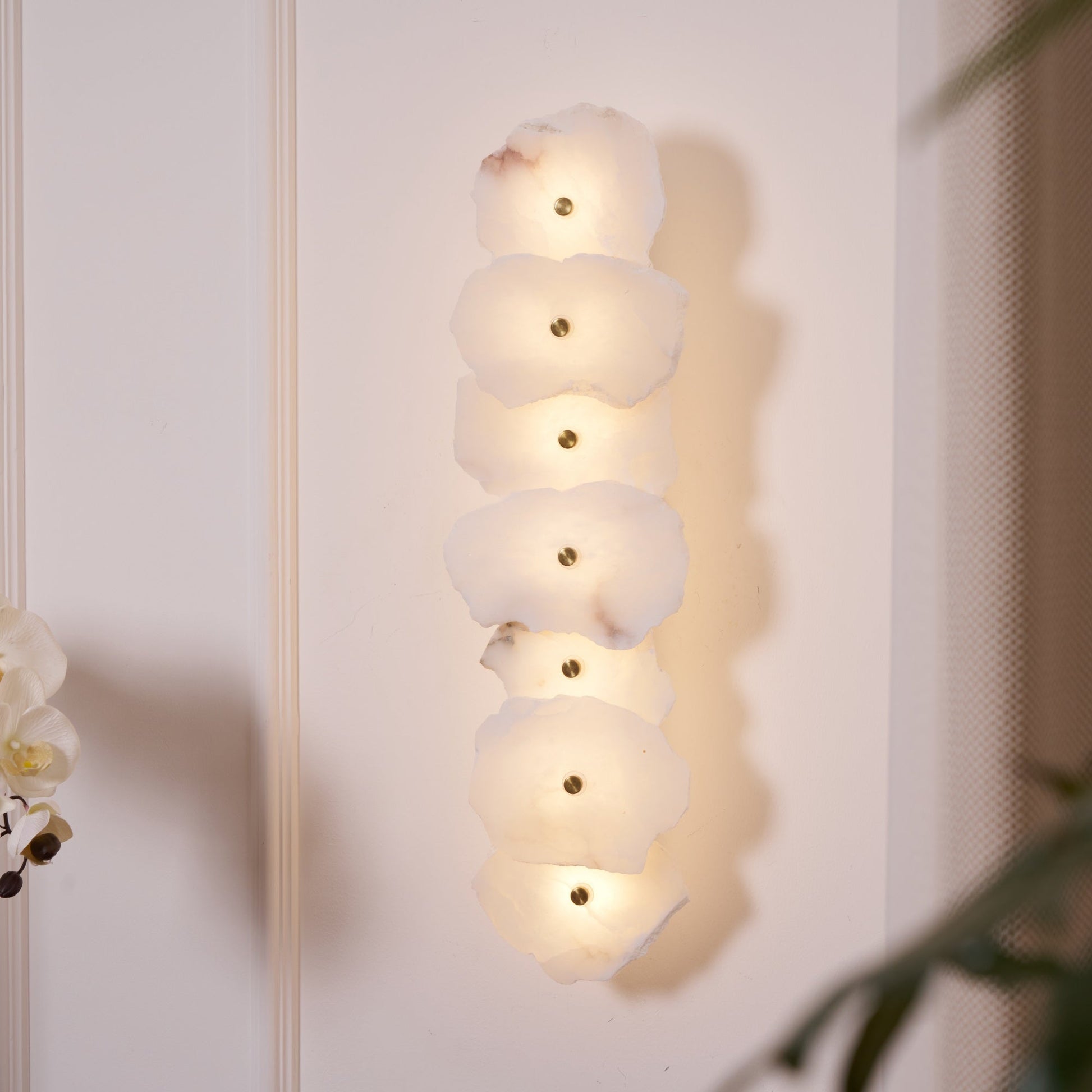 Wandlamp Minimalistisch met Alabasten Kappen en Gouden Bevestiging
