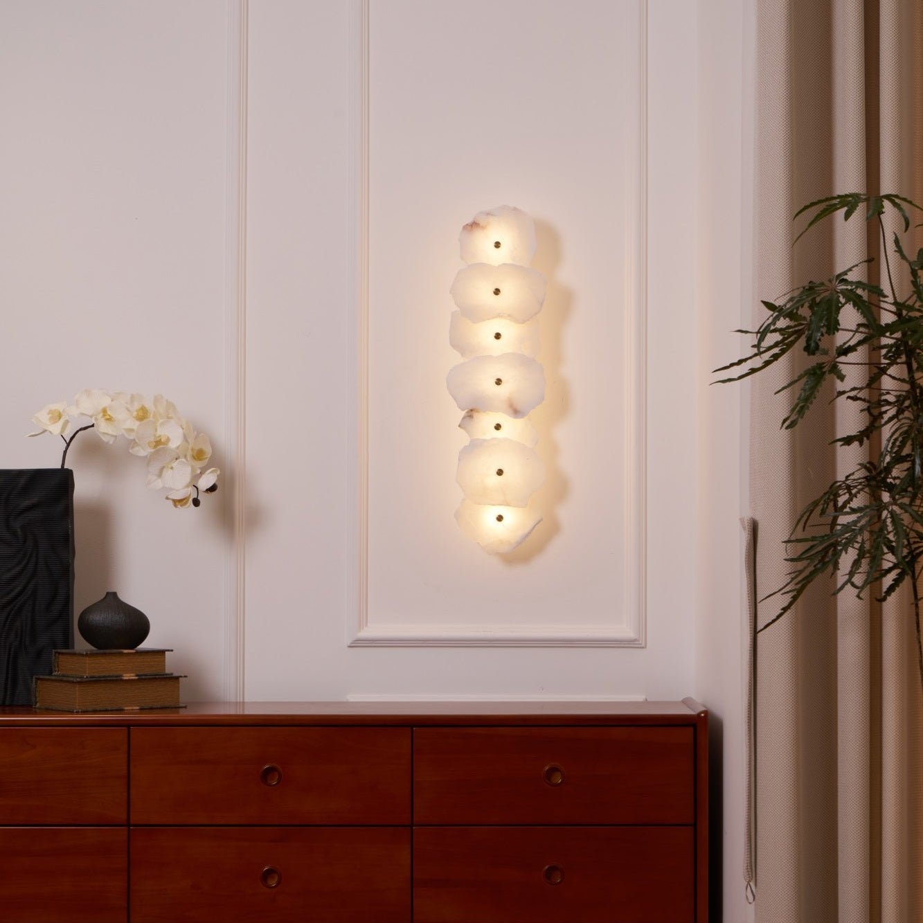 Wandlamp Minimalistisch met Alabasten Kappen en Gouden Bevestiging