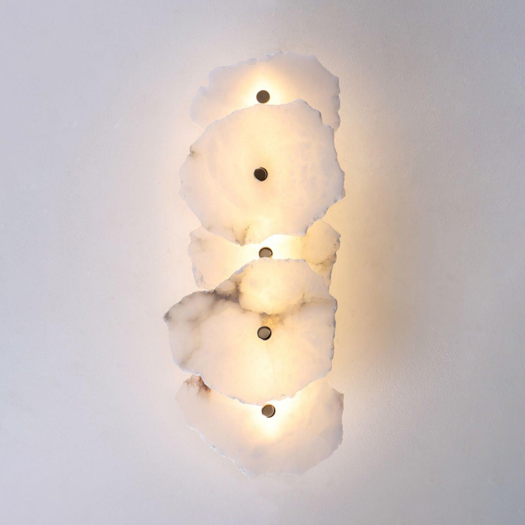 Wandlamp Minimalistisch met Alabasten Kappen en Gouden Bevestiging
