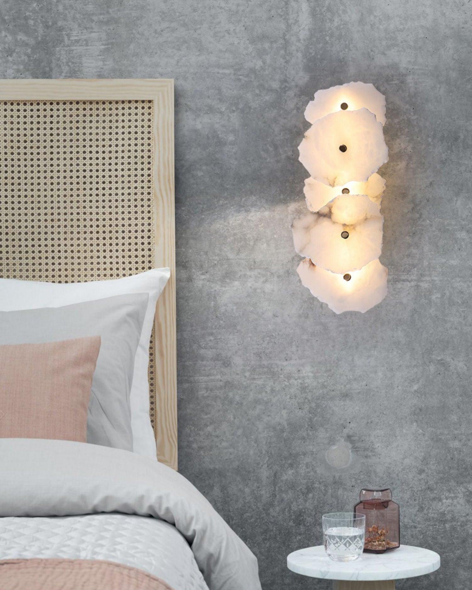 Wandlamp Minimalistisch met Alabasten Kappen en Gouden Bevestiging