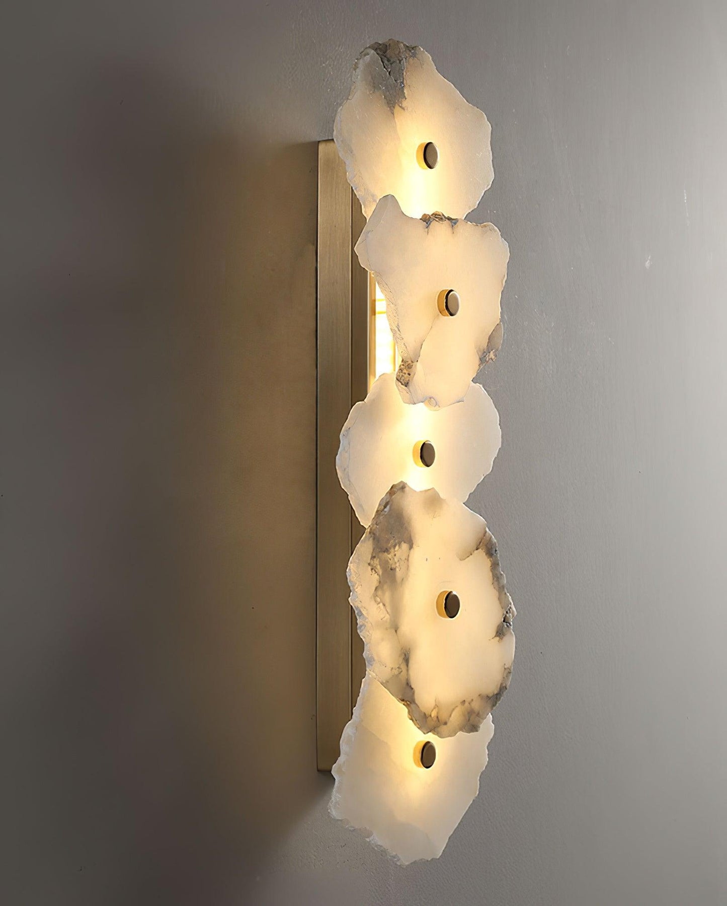 Wandlamp Minimalistisch met Alabasten Kappen en Gouden Bevestiging