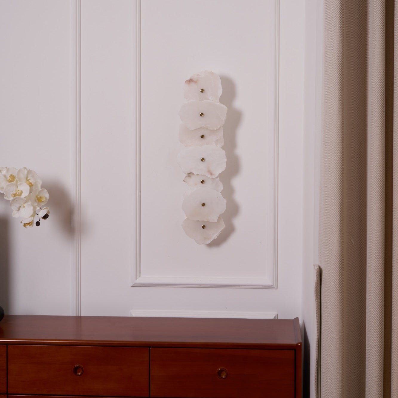 Wandlamp Minimalistisch met Alabasten Kappen en Gouden Bevestiging