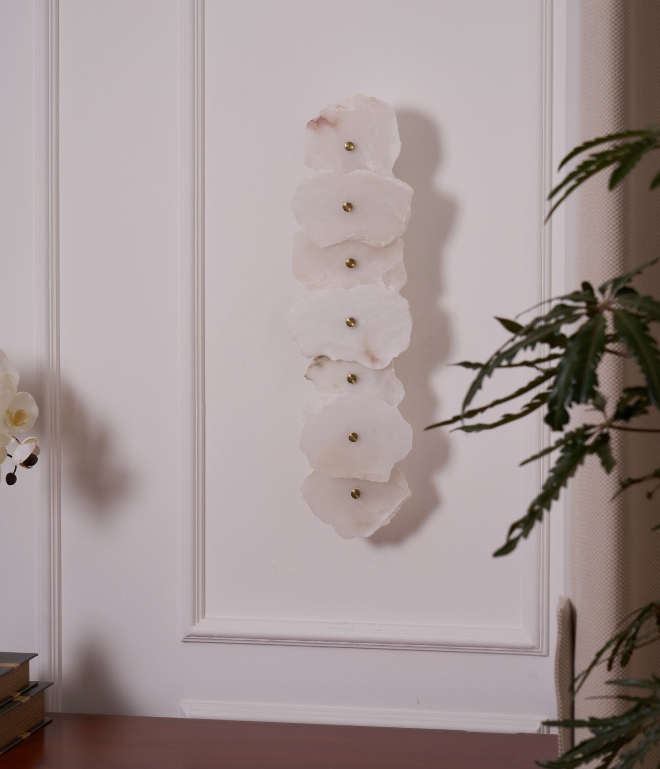 Wandlamp Minimalistisch met Alabasten Kappen en Gouden Bevestiging