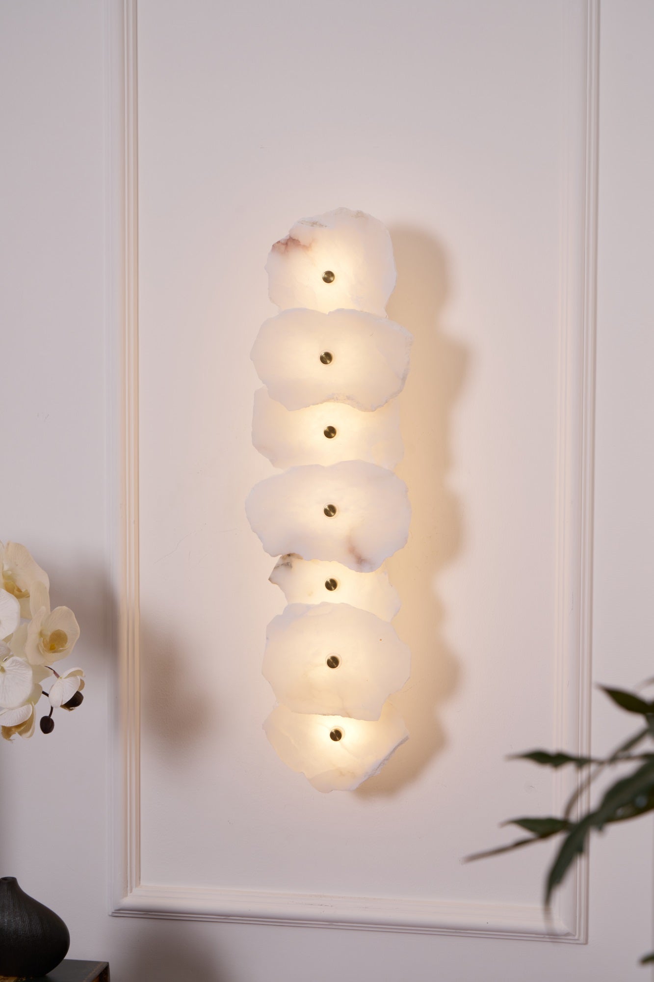Wandlamp Minimalistisch met Alabasten Kappen en Gouden Bevestiging