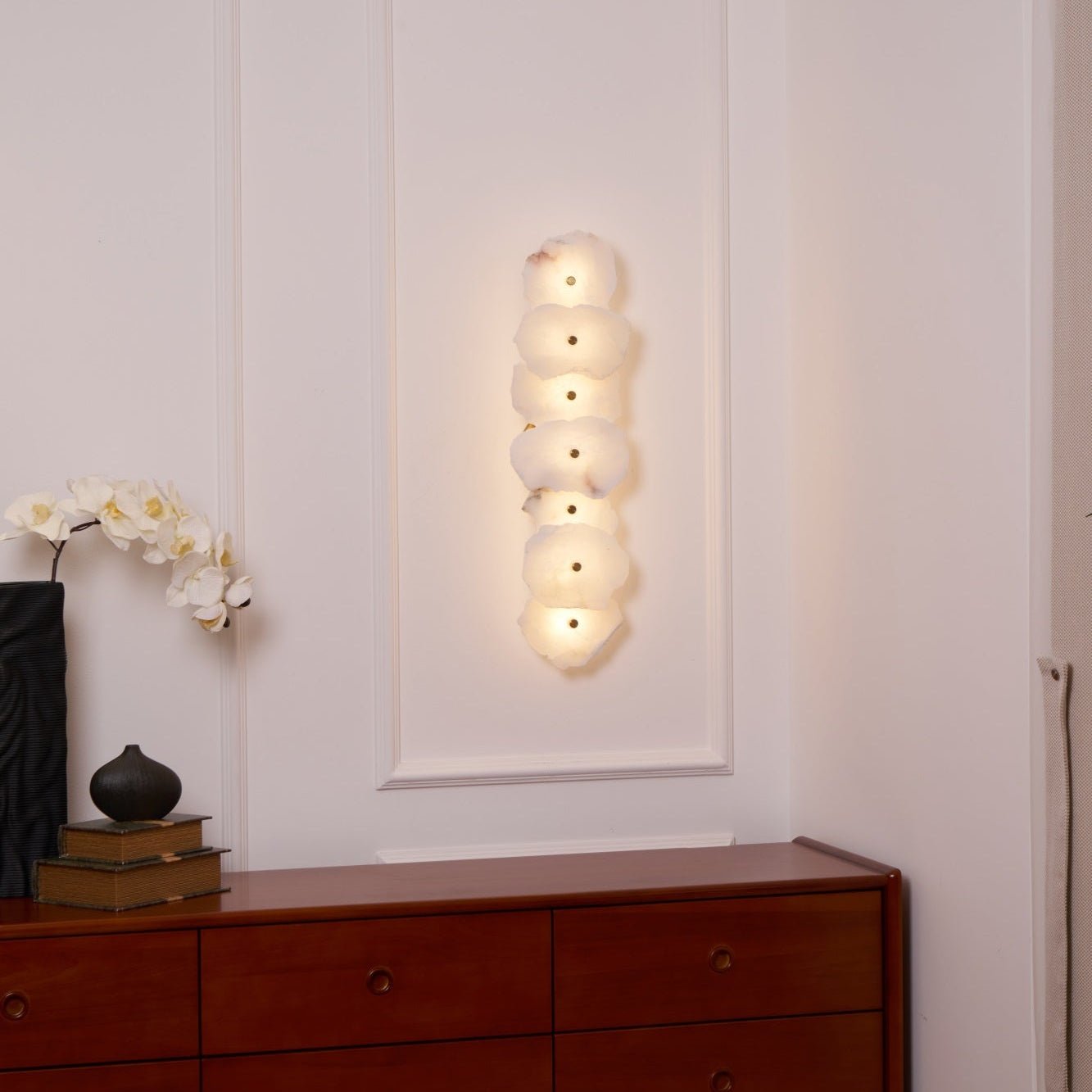 Wandlamp Minimalistisch met Alabasten Kappen en Gouden Bevestiging