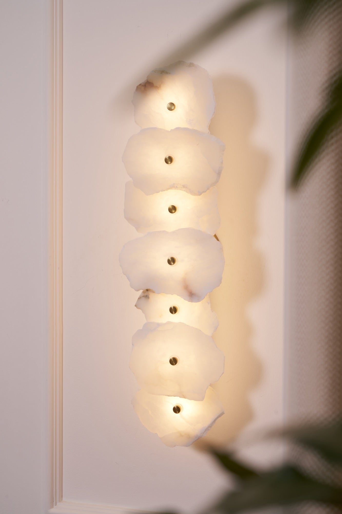 Wandlamp Minimalistisch met Alabasten Kappen en Gouden Bevestiging