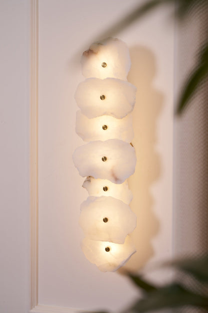 Wandlamp Minimalistisch met Alabasten Kappen en Gouden Bevestiging