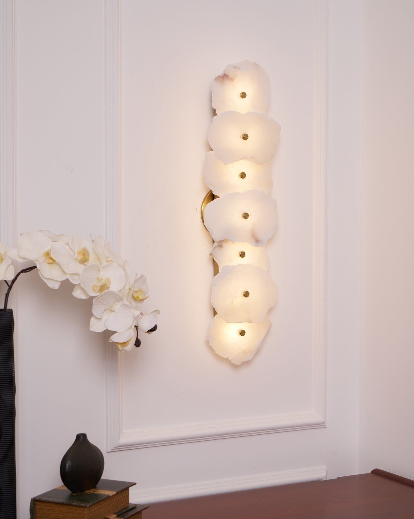Wandlamp Minimalistisch met Alabasten Kappen en Gouden Bevestiging