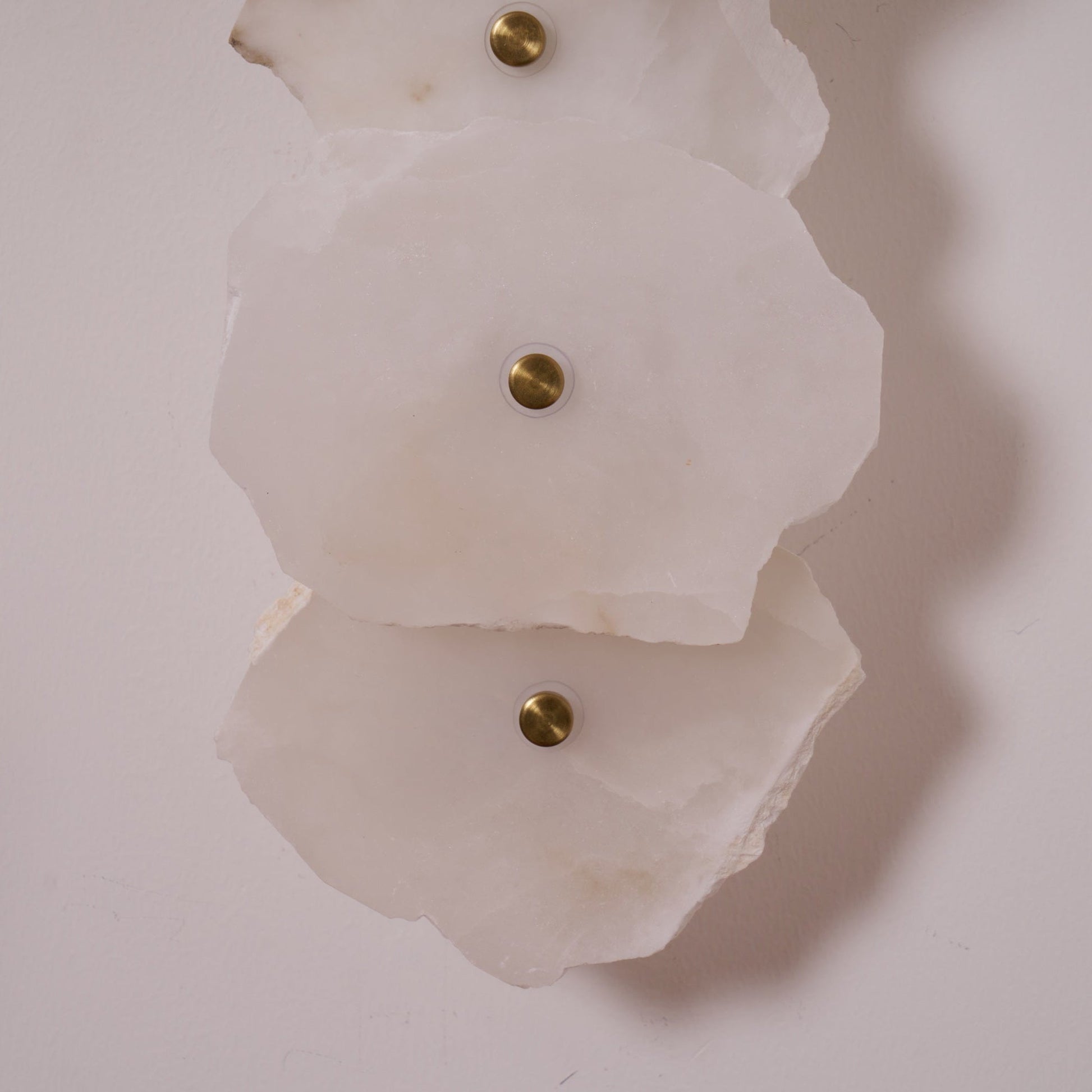 Wandlamp Minimalistisch met Alabasten Kappen en Gouden Bevestiging