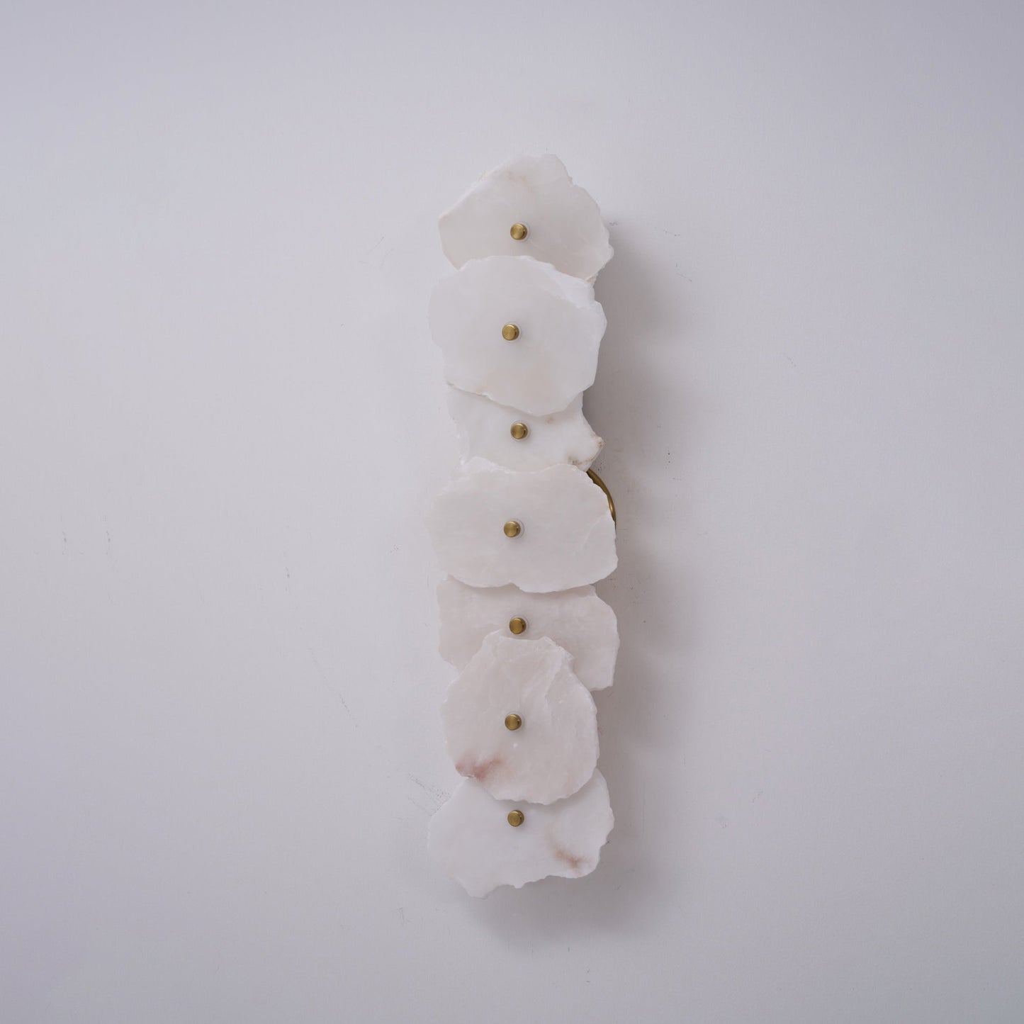 Wandlamp Minimalistisch met Alabasten Kappen en Gouden Bevestiging