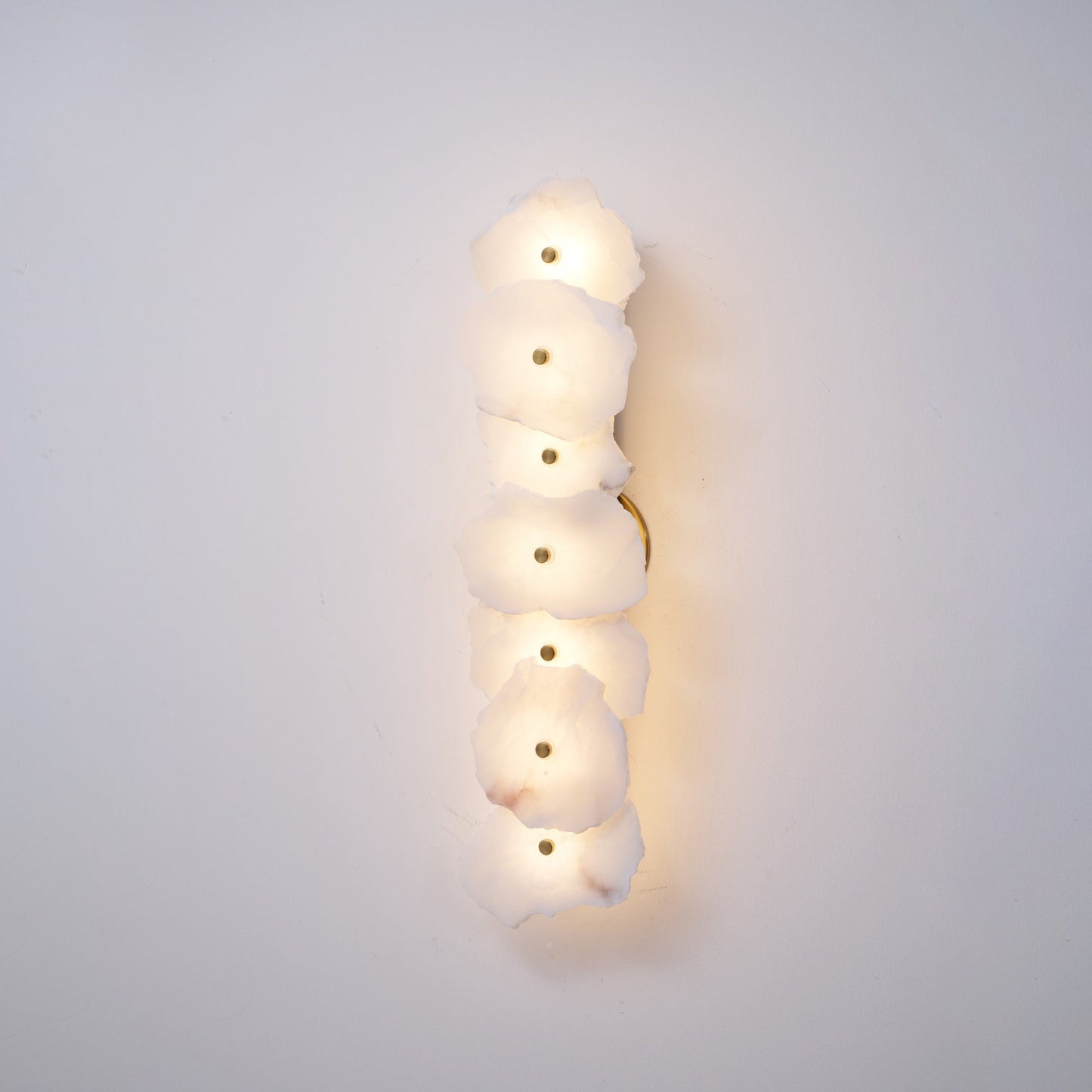 Wandlamp Minimalistisch met Alabasten Kappen en Gouden Bevestiging