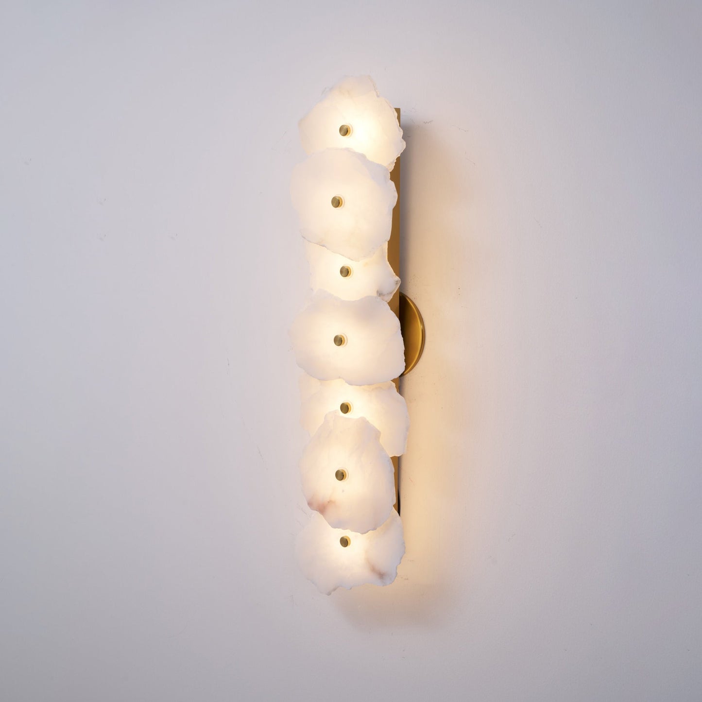 Wandlamp Minimalistisch met Alabasten Kappen en Gouden Bevestiging
