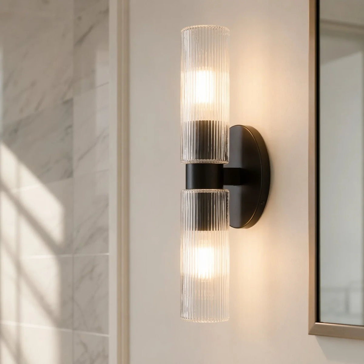 Wandlamp Minimalistisch met Geribbelde Glazen Cilinderkap en Vaste Bevestiging