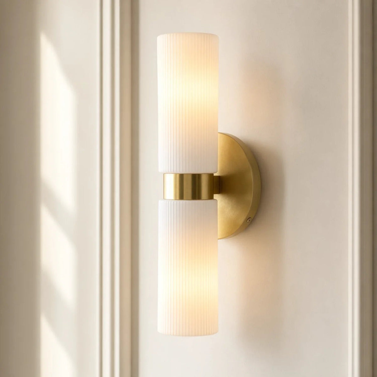 Wandlamp Minimalistisch met Geribbelde Glazen Cilinderkap en Vaste Bevestiging