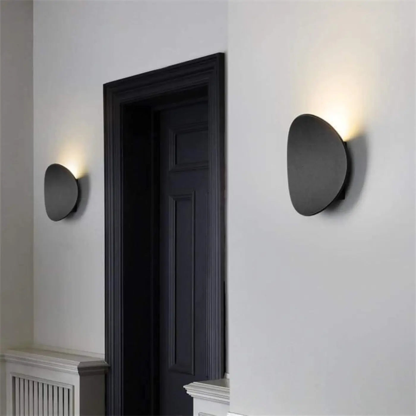 Wandlamp Minimalistisch met Organische Schijfvorm en Indirecte Verlichting