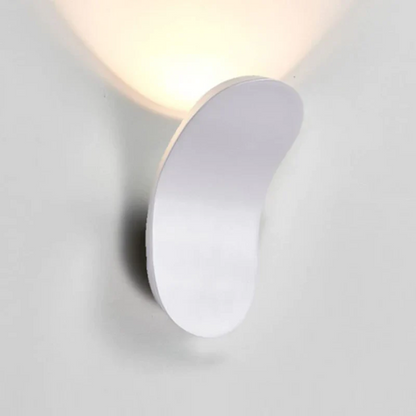 Wandlamp Minimalistisch met Organische Vorm en Geïntegreerde LED