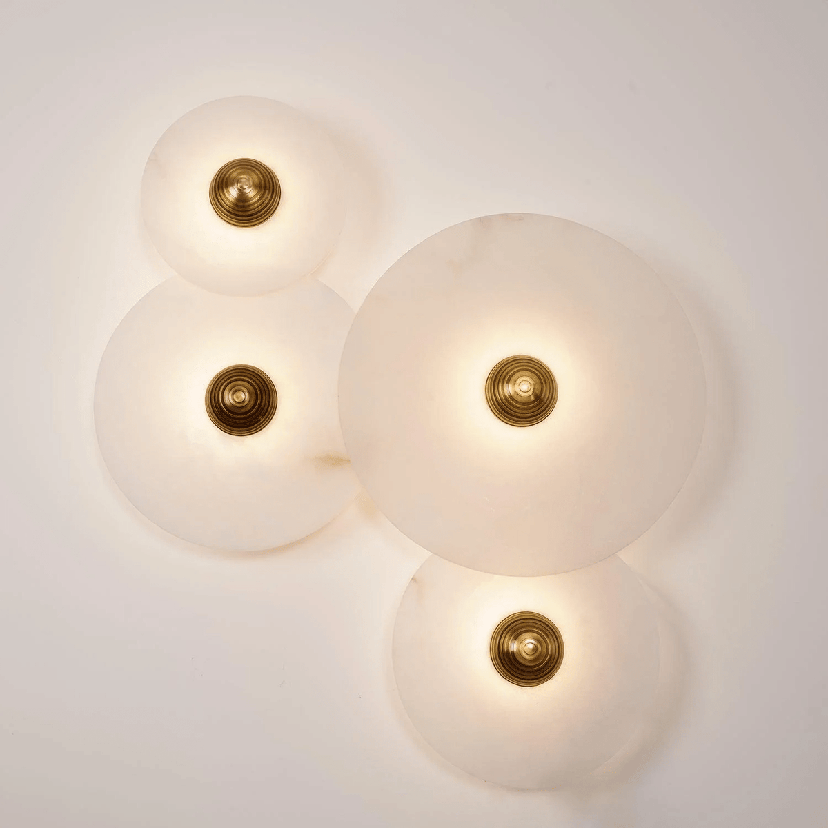 Wandlamp Minimalistisch met Ronde Albast Schijf en Bronzen Fitting