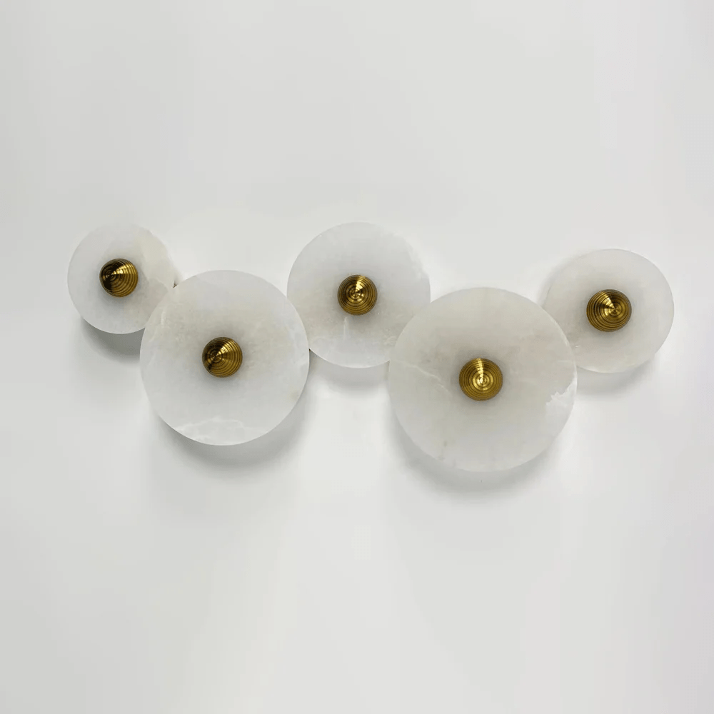 Wandlamp Minimalistisch met Ronde Albast Schijf en Bronzen Fitting