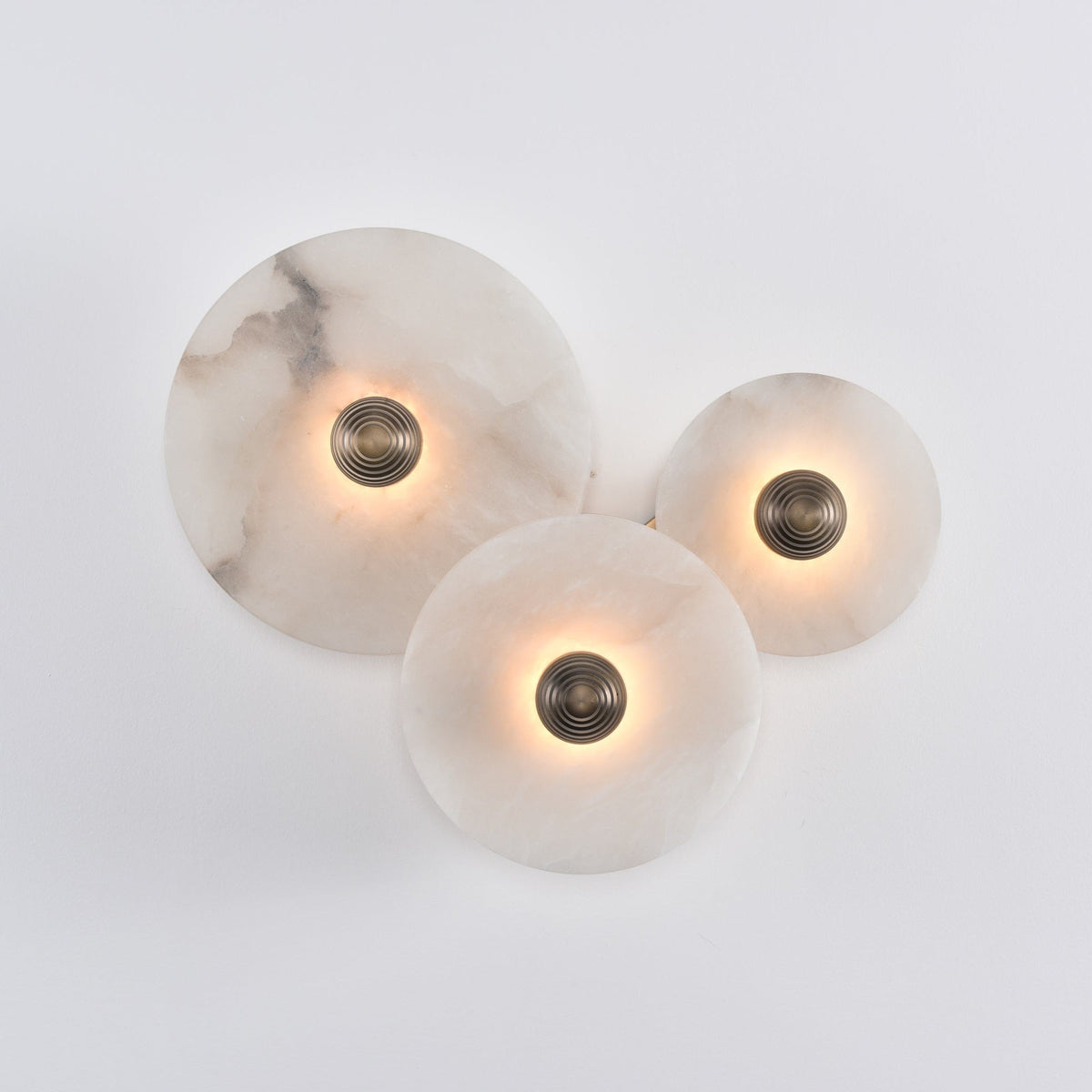 Wandlamp Minimalistisch met Ronde Albast Schijf en Bronzen Fitting